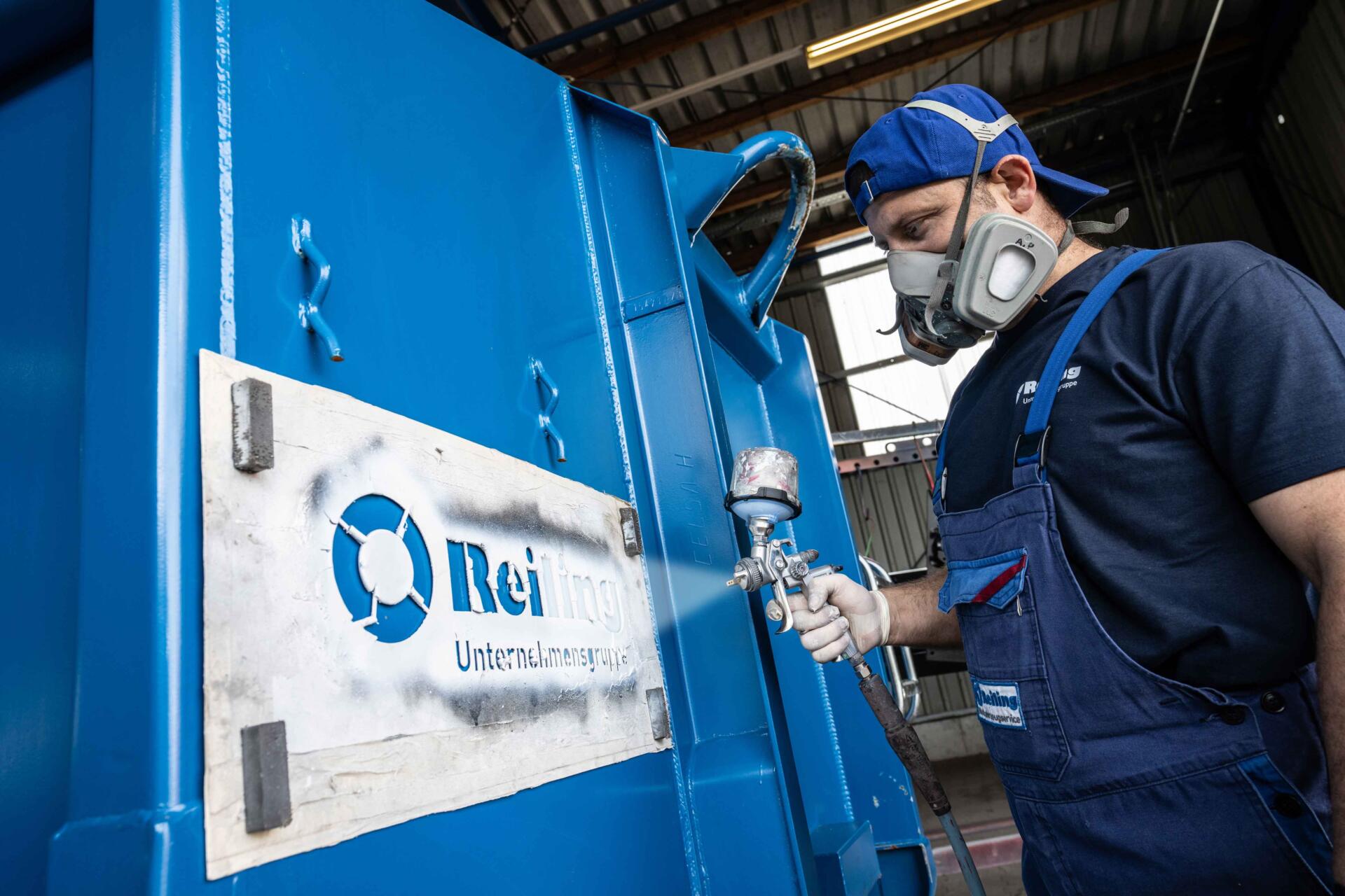 Mitarbeiter bei der Lackierung Mitarbeiter bei der Lackierung