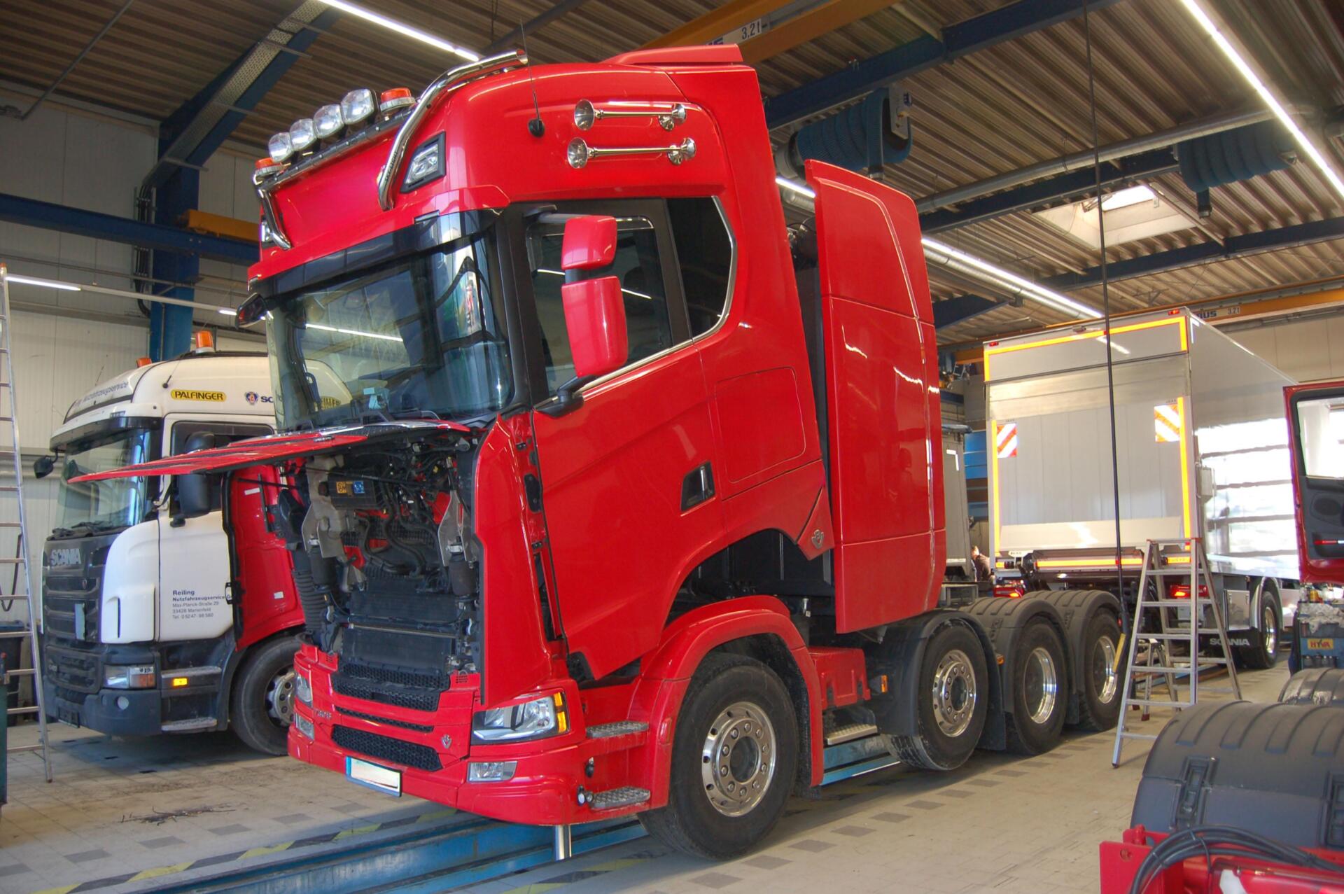 Werkstatt roter LKW Werkstatt roter LKW