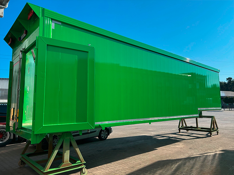 Fertig lackierter Auflieger